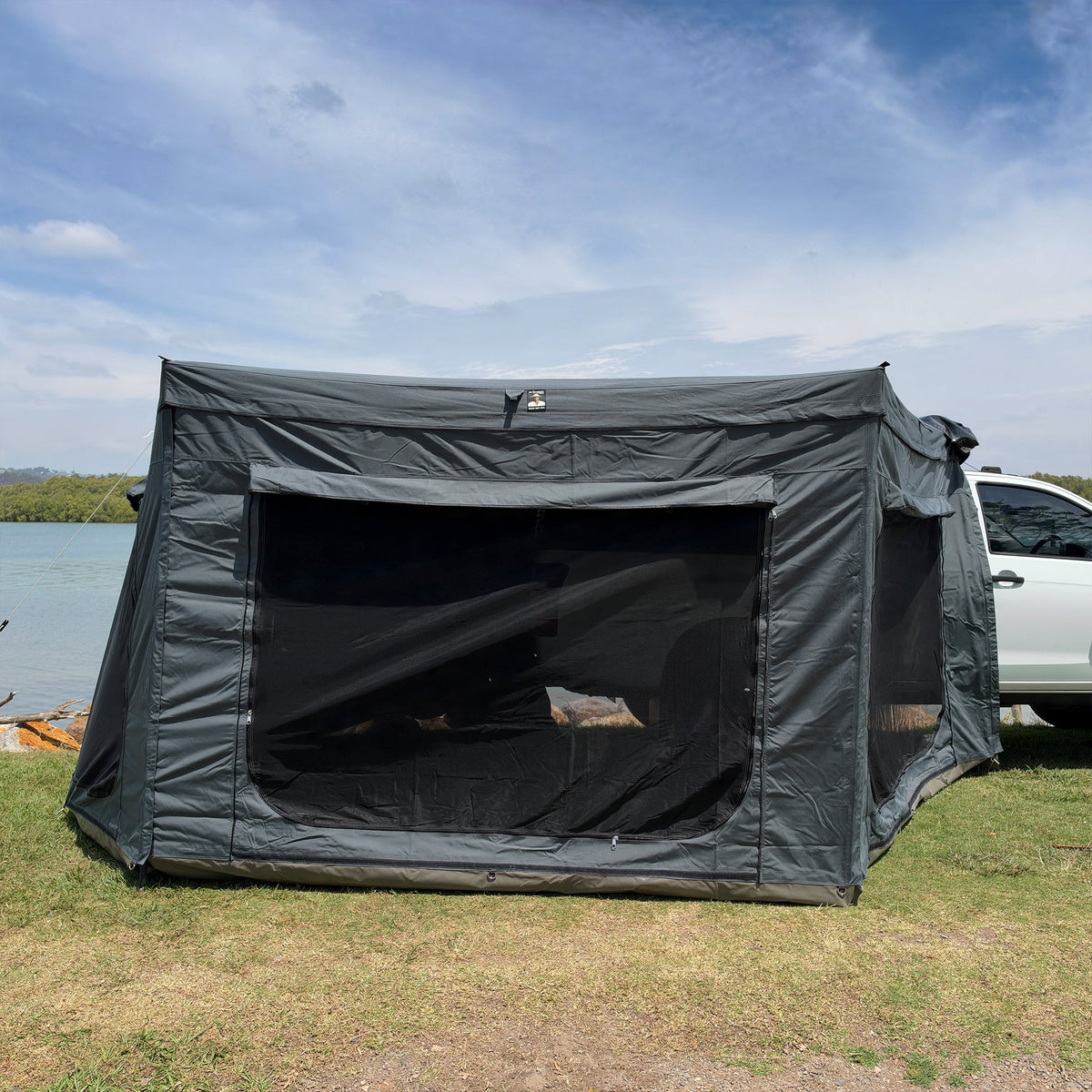 Shelta 270 Wall Kit with large mesh windows, seen from the side next to the vehicle