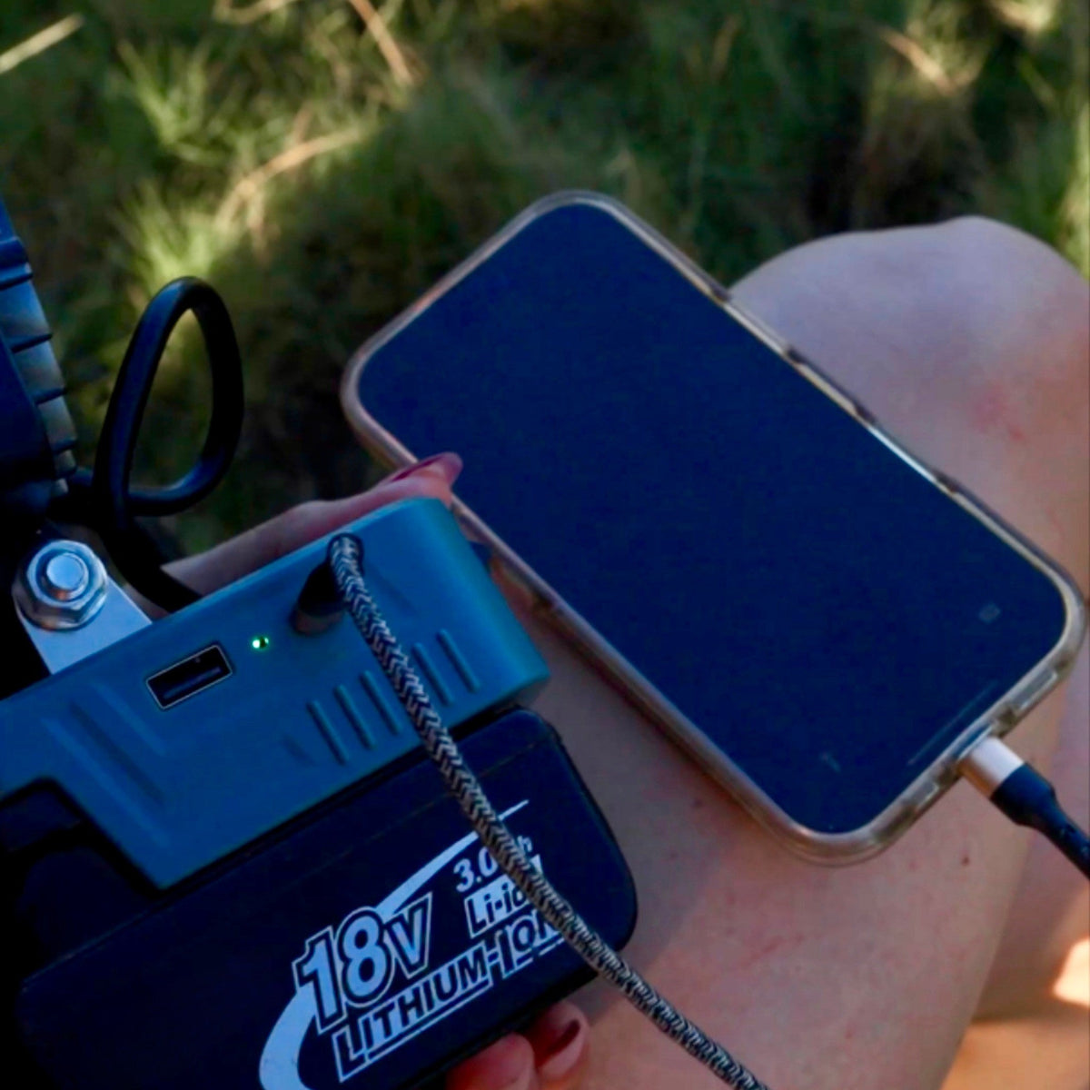 Makita-compatible 18V LED Camp Light: charging a phone from the light's USB port